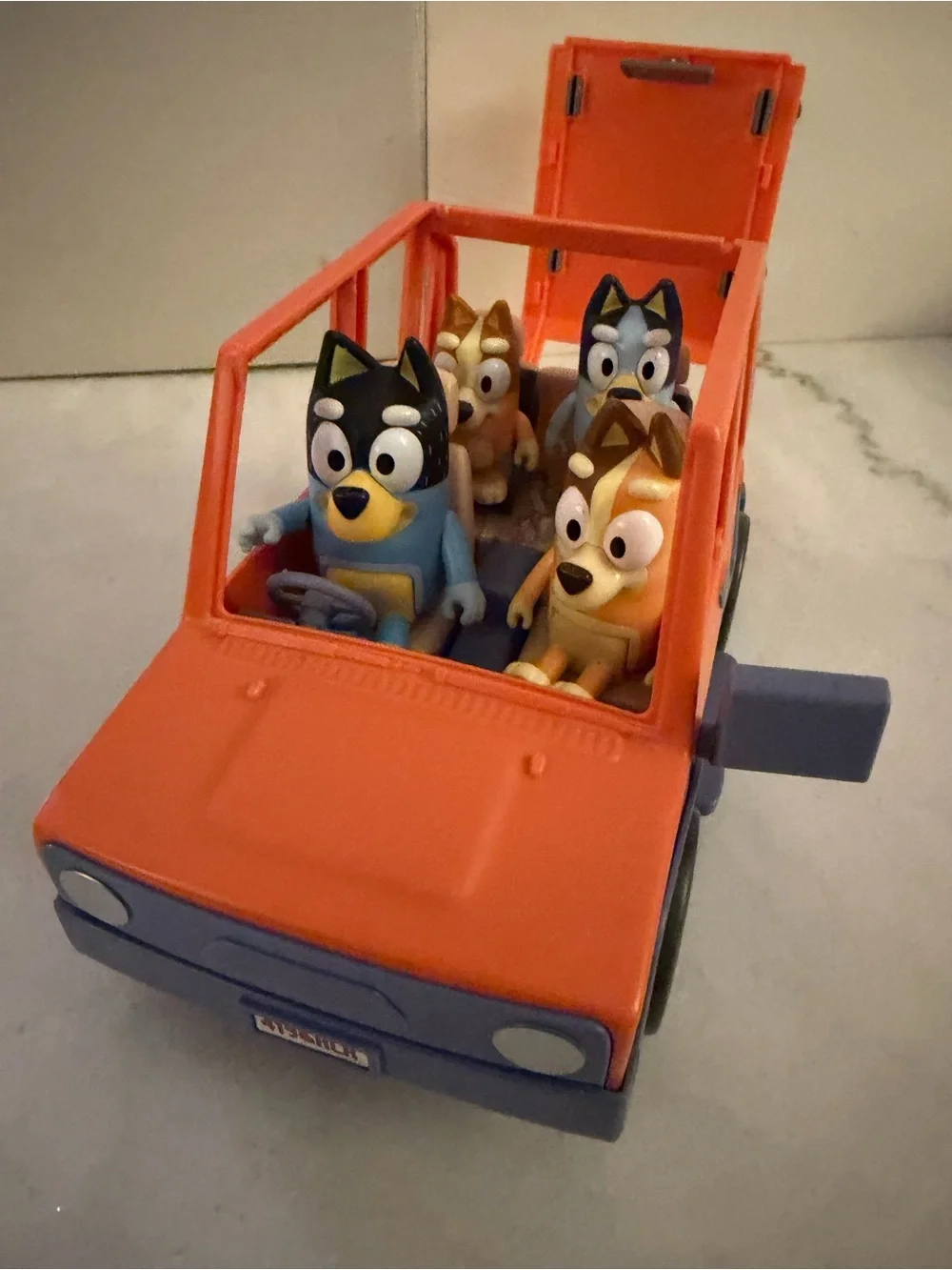 Bluey Heeler Family 4WD Vehicle Playset with 4 Figures & Surfboards